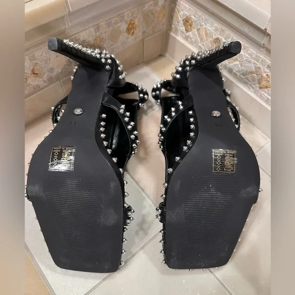 Black Studded Women's Shoes - Picture 5 of 8